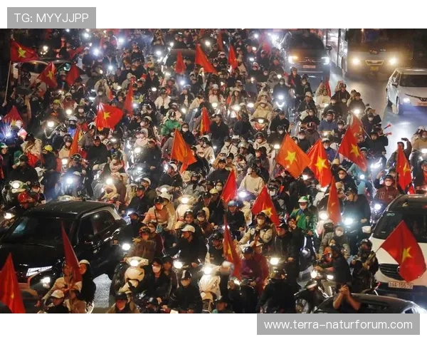 越南队在主场表现出色，热情氛围吸引众多球迷积极参与