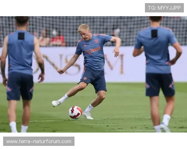 滕哈赫球队站位体系解析:近期战术布局与阵型执行走势清晰 滕哈赫球队站位体系解析:近期战术布局与阵型执行走势清晰