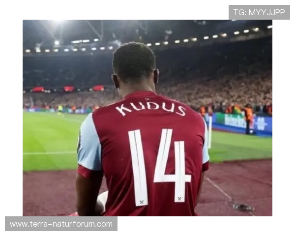 中场+边锋切换：库杜斯的战术多样性