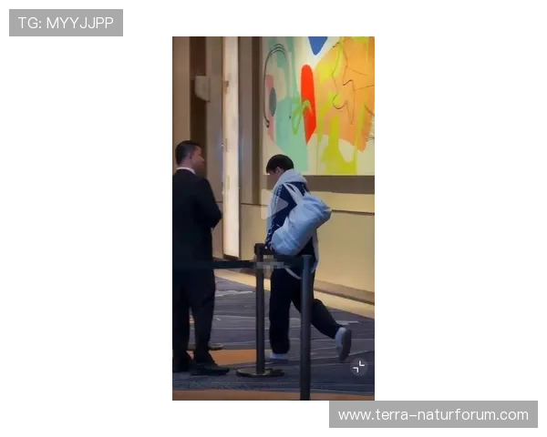 孙颖莎的行李箱里塞了20双球鞋，日常穿搭全是队服？